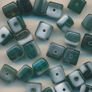 Glasperlen grün weiß, Inhalt 10 Stück, Größe 7 mm, Würfel