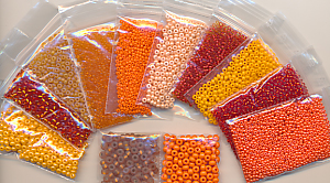 Wundertüte Rocailles orange, Inhalt 50 g, 6-10 Tüten pro Pack, Glas sortiert wechselnd