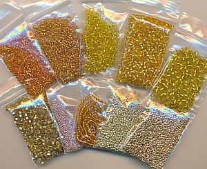 Wundertüte Rocailles gold, Inhalt 50 g, 6-10 Tüten pro Pack, Glas sortiert wechselnd