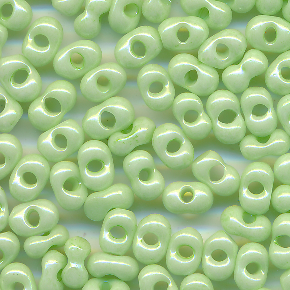 Farfalle, Schmetterlinge lind-grün opak, Inhalt 50 Stück, Größe 4 x 2 mm