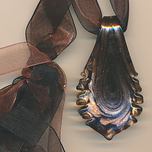 Anhänger kupfer schwarz, Größe 56 x 33 mm, Inhalt 1 Stück mit Band